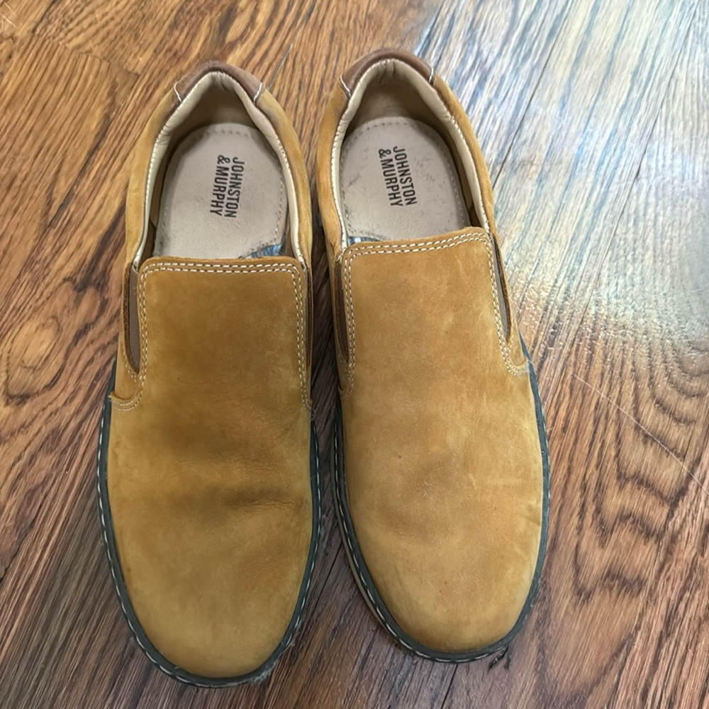 Boys Johnston & Murphy dress shoes size 2.5 (fit like 2). Worn 2-3 times.
